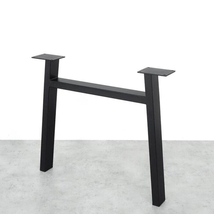 Bordsben HECTOR 14 Svart metallbordstativ på betonggolv