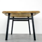 Modernt bord med träskiva och metallben.