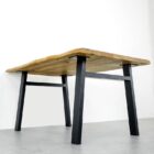 Träbord med svarta metallben