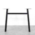 Svart metallbordsben i modernt design.