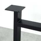 Svart metallben till bord på betonggolv.